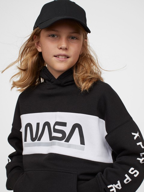 

H&M Boys Black Printed Hooded Oversized Sweatshirt