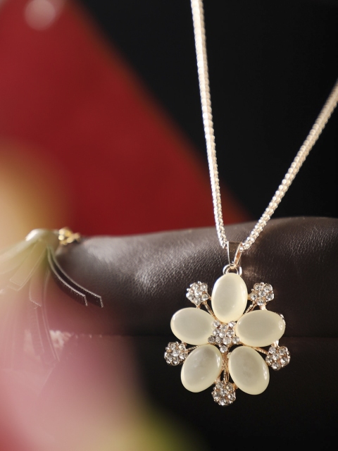 

Anikas Creation Rose-Plated & White Floral Alloy Pendant With Chain, Rose gold