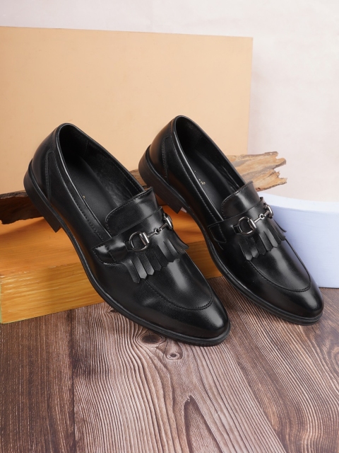 

Get Glamr Men Black Solid Loafers
