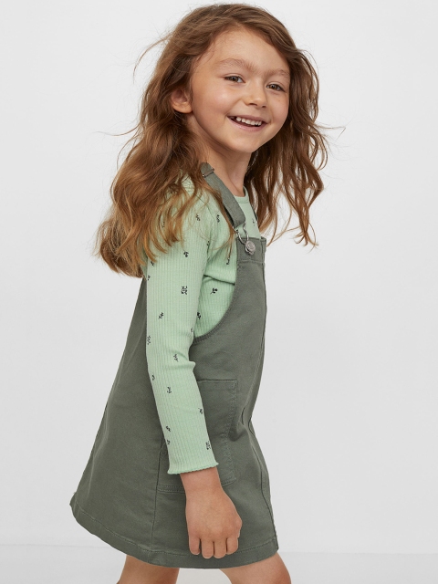 

H&M Girls Pack Of 2 Green Solid Dungaree & Top Set