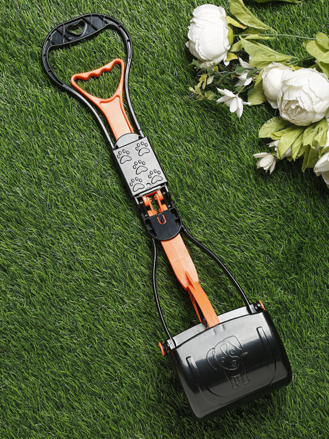 

WIGGLE TWIDDLE Orange & Black Pet Scooper
