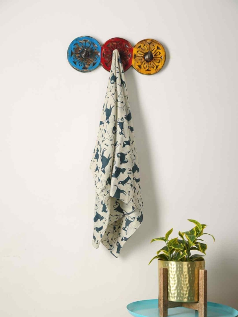 

Amoliconcepts Blue & Red Hand Traditional Khunti with 3 Pegs