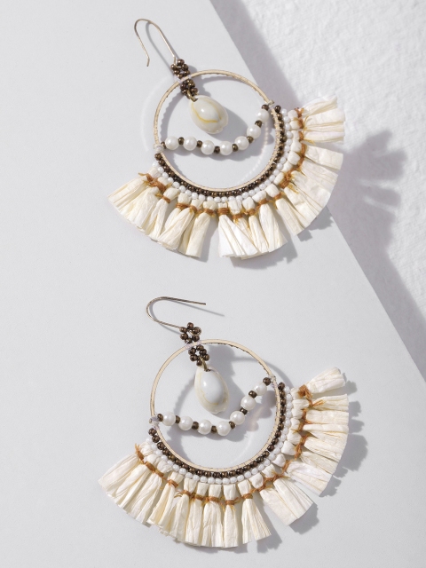 

DEEBACO Cream-Coloured & Rose Gold Raffia Beaded Shell Earring