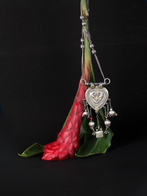 

SANGEETA BOOCHRA Silver-Toned & Red Silver Handcrafted Necklace