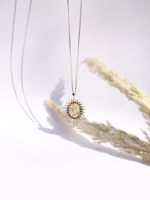 

SANGEETA BOOCHRA Silver-Toned & Beige Silver Handcrafted Chain