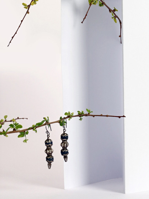 

SANGEETA BOOCHRA Silver-Toned Contemporary Drop Earrings