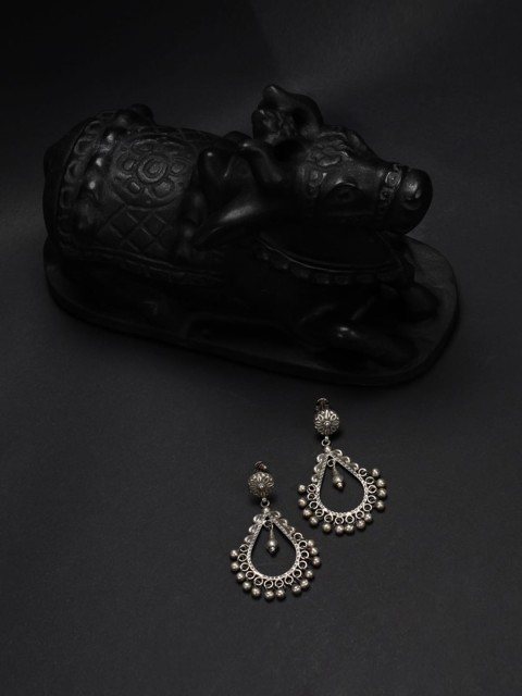 

SANGEETA BOOCHRA Silver-Toned Contemporary Drop Earrings