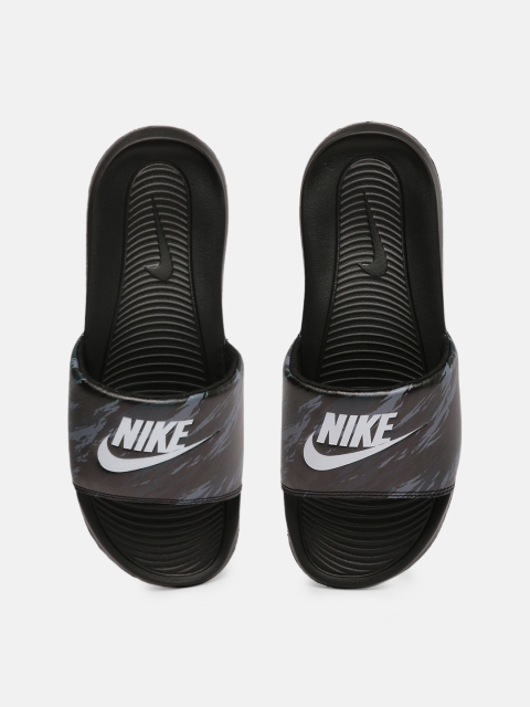 

Nike Men Black VICTORI ONE SLIDE Printed Sliders