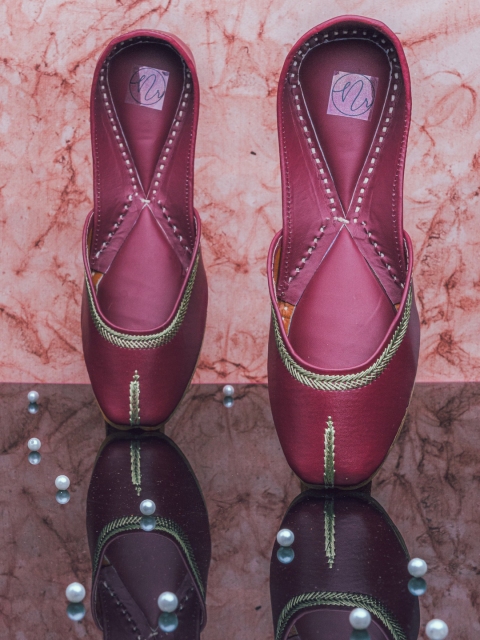 

NR By Nidhi Rathi Women Burgundy Colourblocked Mojaris Flats