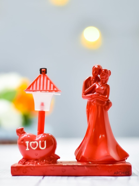

Archies Red Premium Romantic Lovers Statue Showpiece