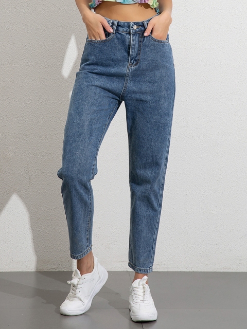 

URBANIC Women Blue Light Fade Mom Fit Cotton Cropped Jeans with Waist Tab