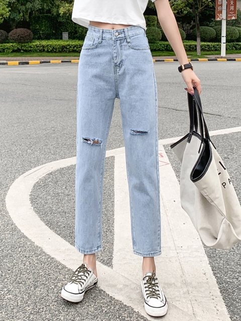 

URBANIC Women Blue Cotton Mom Fit Mildly Distressed Cropped Jeans