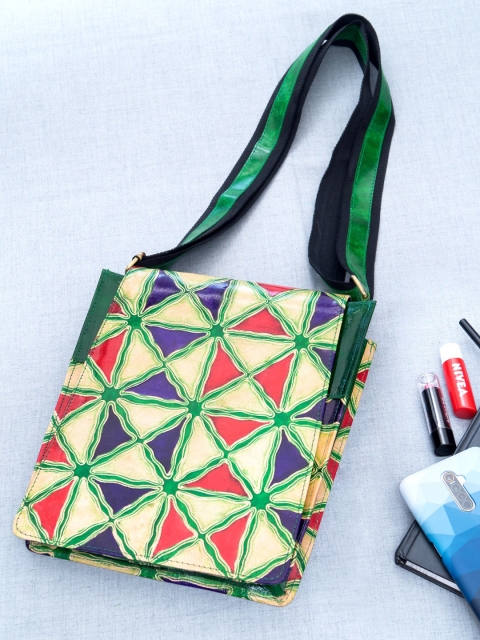 

Golden Peacock Green Geometric Structured Handheld Bag