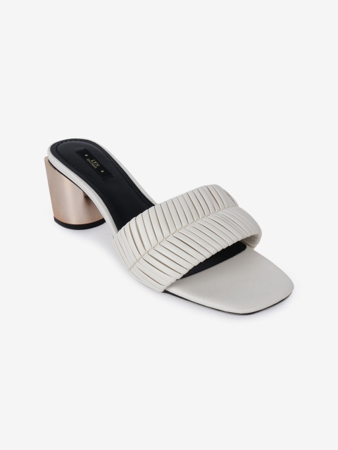 

LYN Woman White Textured PU Block Heels
