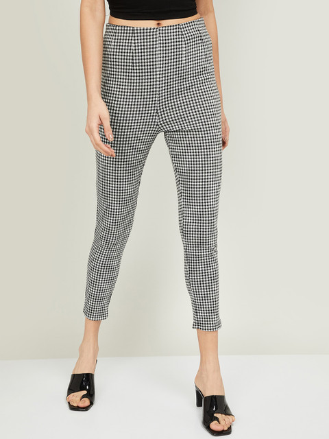 

Ginger by Lifestyle Women White & Black Printed Trousers