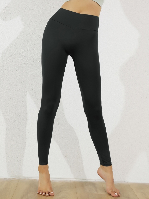 

URBANIC Women Black Solid Ruched Gym Tights