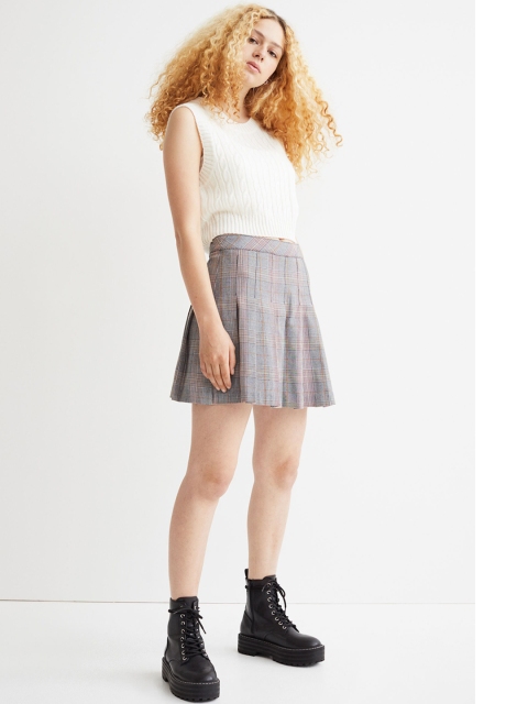 

H&M Grey Short Pleated Skirt
