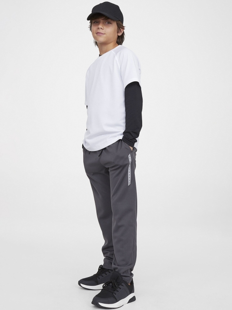 

H&M Boys Grey Solid Sports Trousers