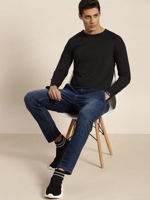 

INVICTUS Men Black Solid T-shirt
