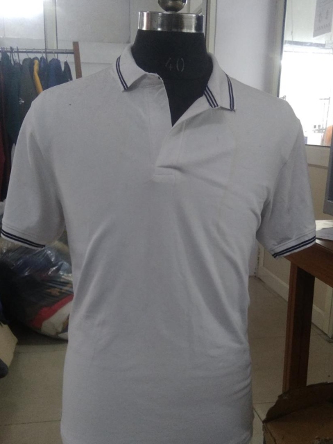 

The Roadster Lifestyle Co Men White Polo Collar Pockets T-shirt