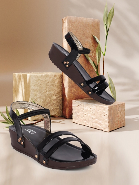 

TWIN TOES Women Black Platform Sandals