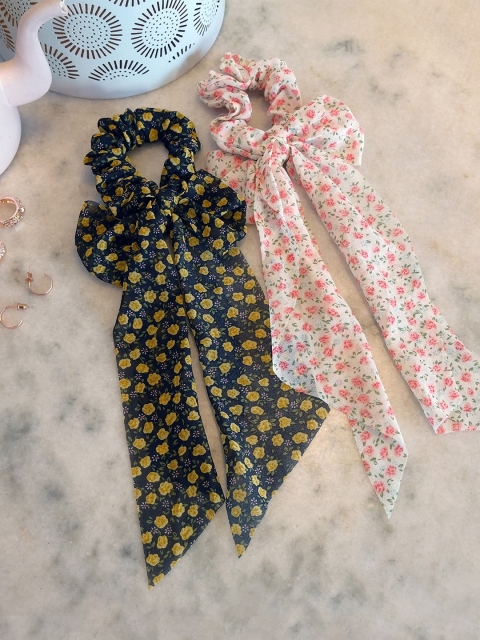 

Ayesha Women Multicoloured Set of 2 Floral Printed Bow Scrunchies, Multi