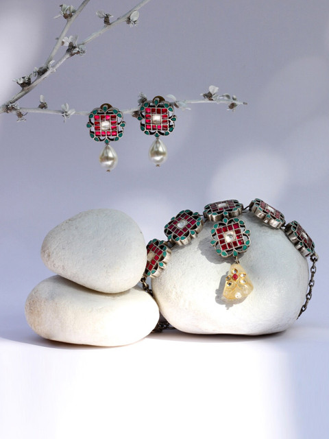 

SANGEETA BOOCHRA Women Silver Handcrafted Necklace With Earrings