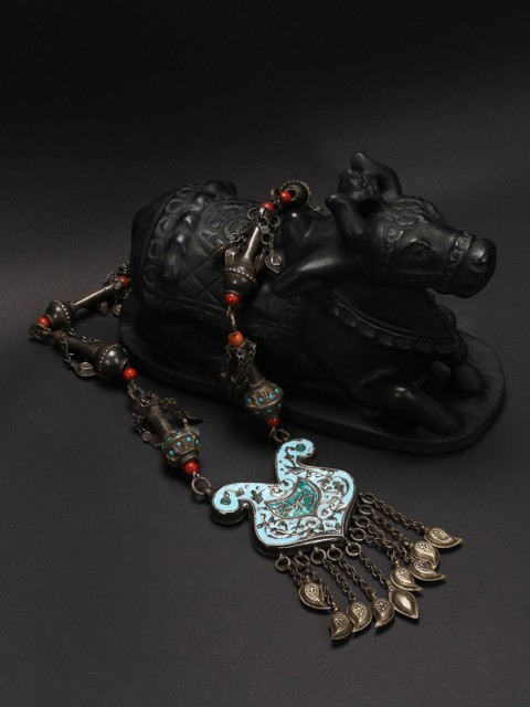 

SANGEETA BOOCHRA Silver & Blue Handcrafted Necklace