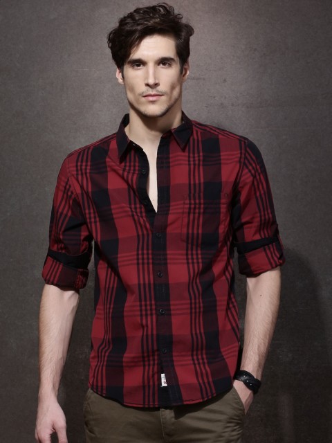 

Roadster Men Red & Black Regular Fit Checked Casual Shirt