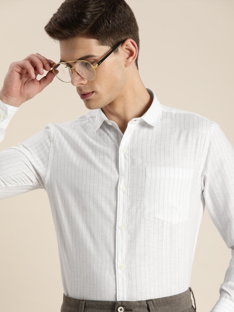 

INVICTUS Men White & Brown Slim Fit Striped Semiformal Shirt