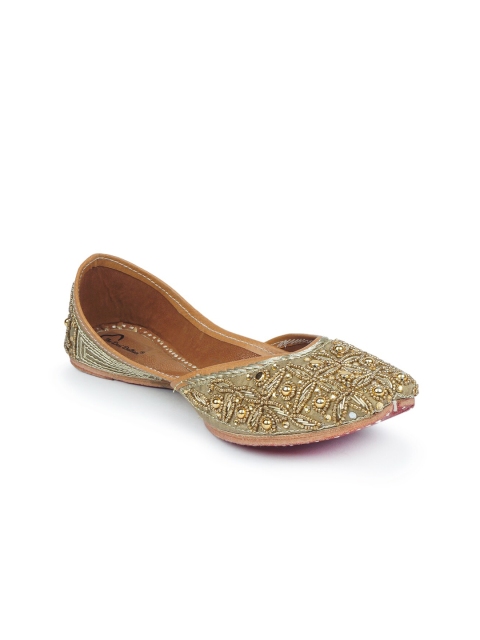 

The Desi Dulhan Women Gold-Toned Embellished Leather Mojaris