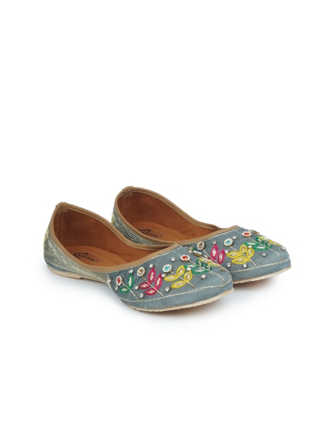 

The Desi Dulhan Women Grey Embellished Mojari Flats