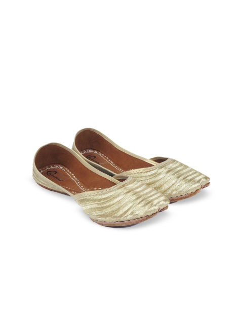 

The Desi Dulhan Women Gold-Toned Striped Leather Mojaris