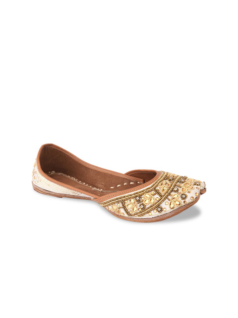

DESI COLOUR Women White Embellished Leather Ethnic Mojaris Flats