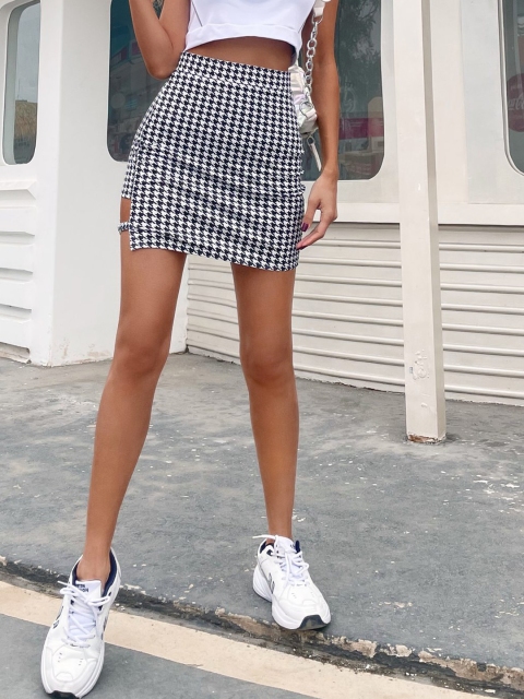 

URBANIC Women Black & White Houndstooth Print Straight Mini Skirt