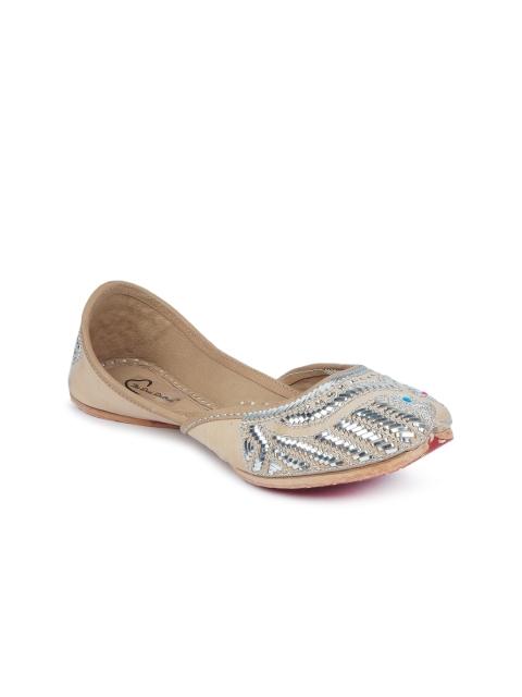 

The Desi Dulhan Women Cream-Coloured Ethnic Mojaris Flats