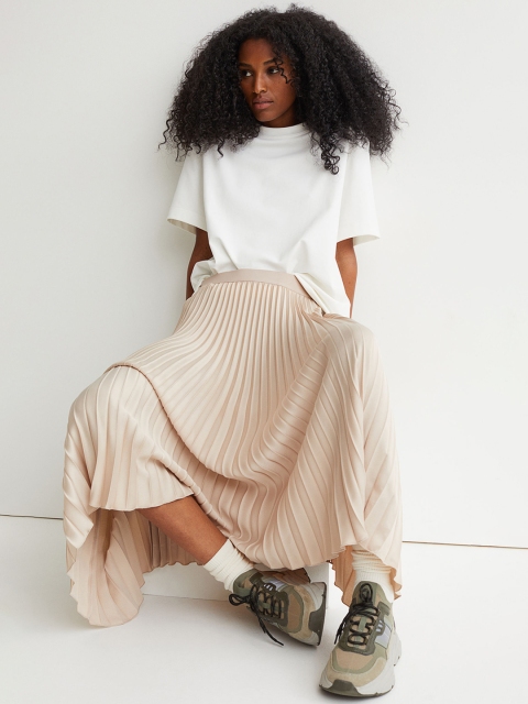 

H&M Woman Beige Pleated skirt