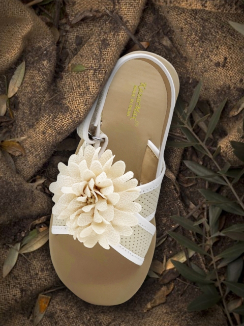 

KazarMax Girls Beige & Cream-Coloured Textured Open Toe Flats