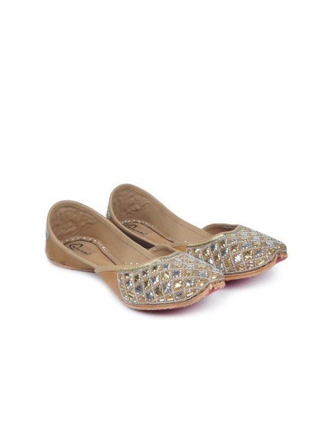 

The Desi Dulhan Women Brown Embellished Leather Ethnic Mojaris