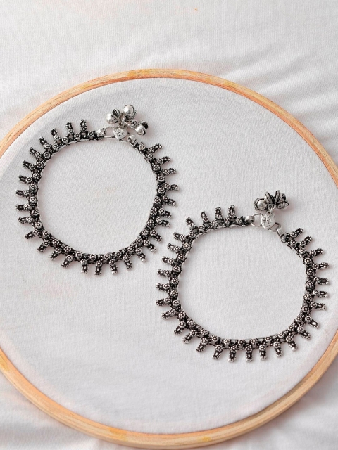 

Infuzze Set of 2 Silver Toned Oxidised Floral Anklet