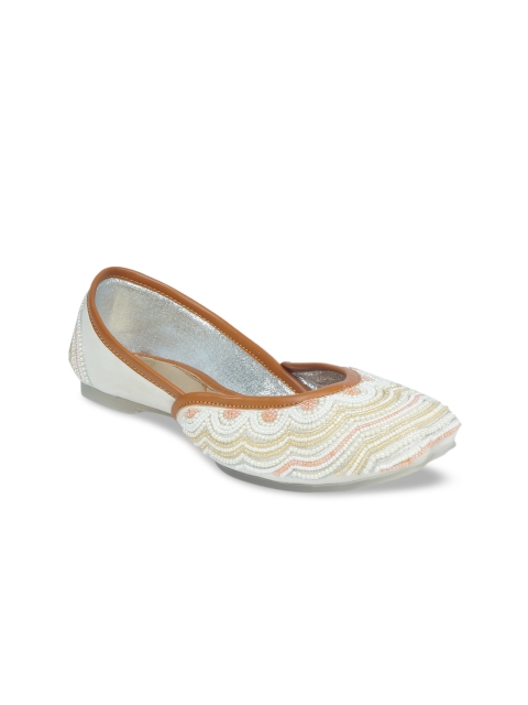 

The Desi Dulhan Women White & Gold-Toned Embellished Leather Mojaris