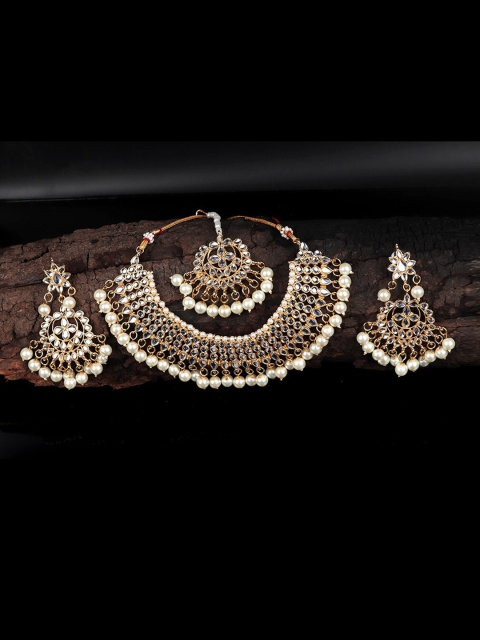 

Mirraw Gold-Plated White Kundan Studded & Beaded Jewellery Set