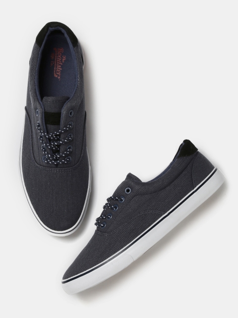 

Roadster Men Navy Solid Sneakers, Navy blue