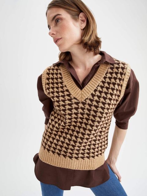 

DeFacto Women Brown & Beige Self Designed V-Neck Checked Pullover