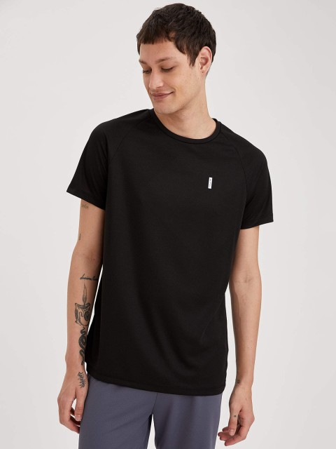 

DeFacto Men Black Slim Fit Solid Sports T-shirt