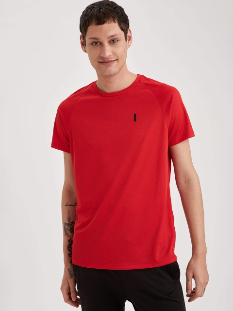 

DeFacto Men Red Solid Round Neck Slim Fit T-shirt