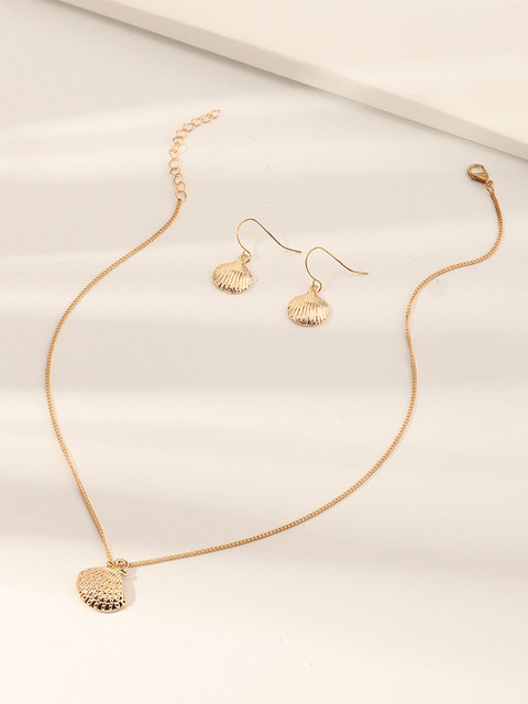 

URBANIC Women Gold-Toned Shell Imitation Jewellery Set