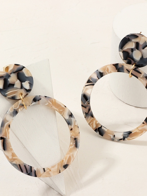 

URBANIC Off-White & Navy Blue Marble Finish Circular Drop Earrings