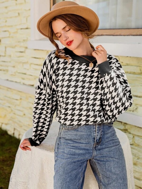 

URBANIC Women Black & White Houndstooth Pattern Pullover Sweater