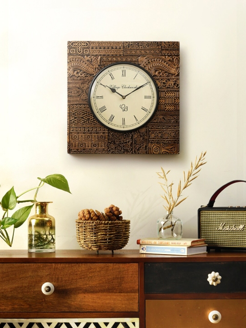 

green girgit Gold-Toned & Black Textured Traditional Wall Clock